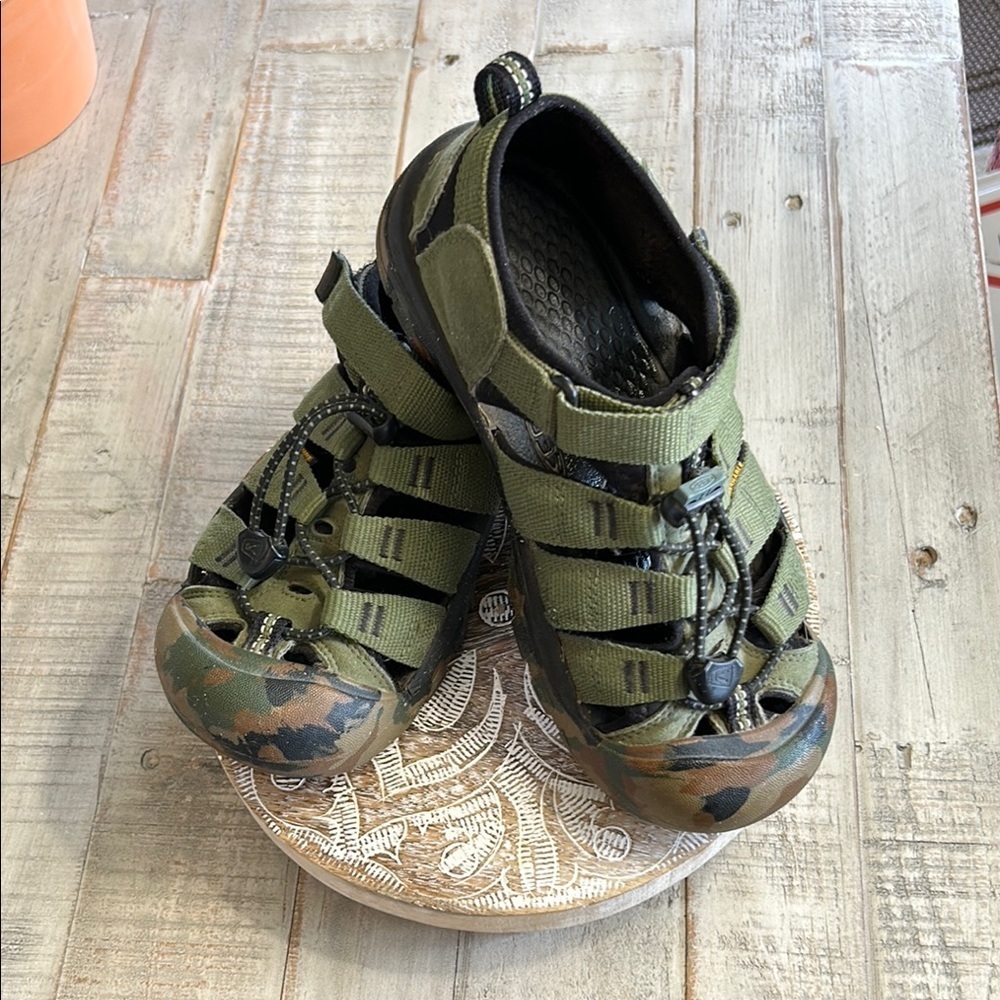 KEEN KIDS OLIVE GREEN CAMO SANDALS SIZE 3 (LITTLE BOYS )